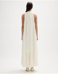 Minima Esenciales - Maelle Floral Applique Maxi Dress