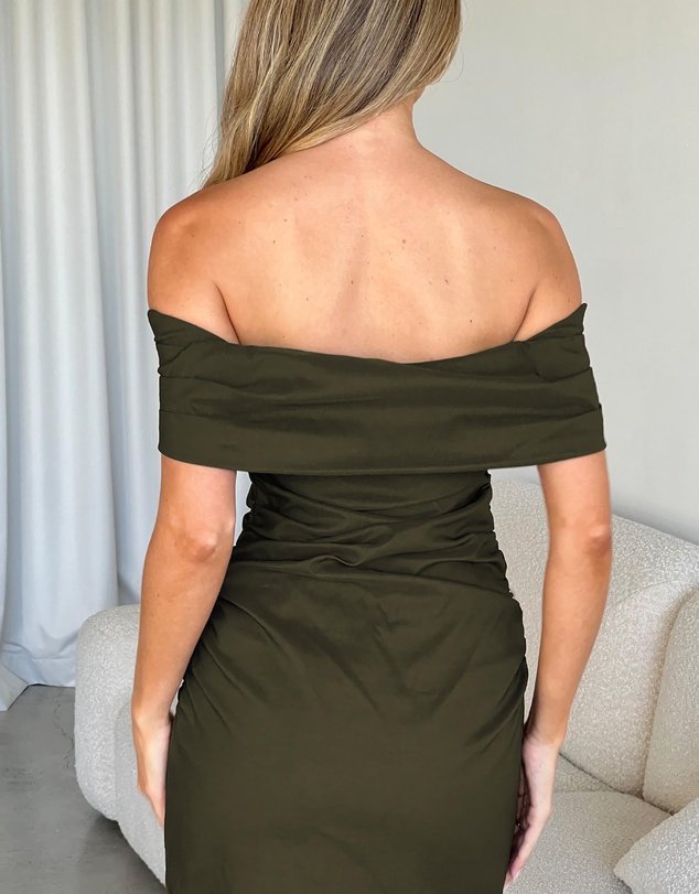 Dazie - Syrreal Ruched Off Shoulder Midi Cocktail Dress