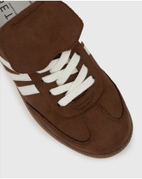 Betts - Wider Fit Butterscotch Low-Top Lace-Up Sneakers
