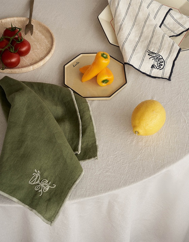Black Blaze - Embroidered Linen Napkin Set