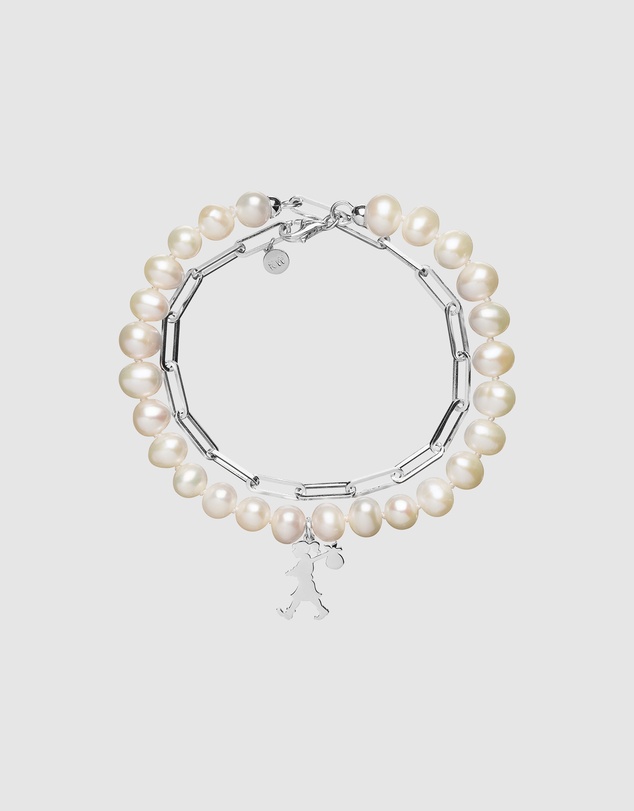 Karen Walker - Girl with the Pearls and Chain Bracelet