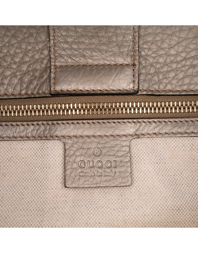 Pre-Loved by Azura Reborn - Pre-Loved gucci Elegant Leather Handbag with Distinctive Handle