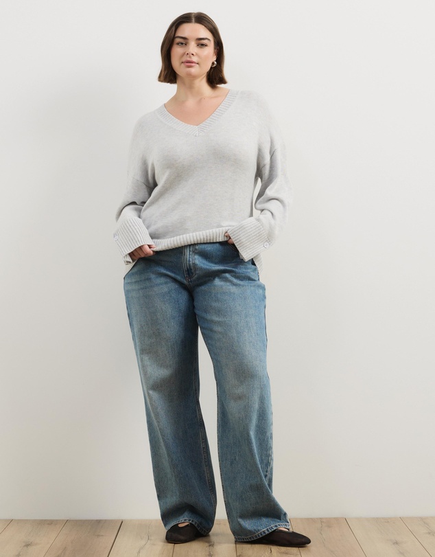 Atmos&Here Curvy - April Classic V-Neck Knit Jumper