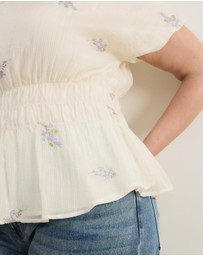 Atmos&Here Curvy - Embroidered Gathered Top