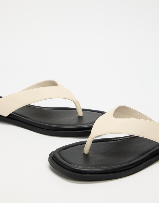 Dazie - Isla Contrast Stitch Thongs