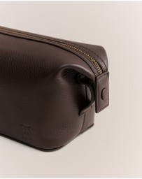 Trenery - Derwent Wash Bag in Espresso
