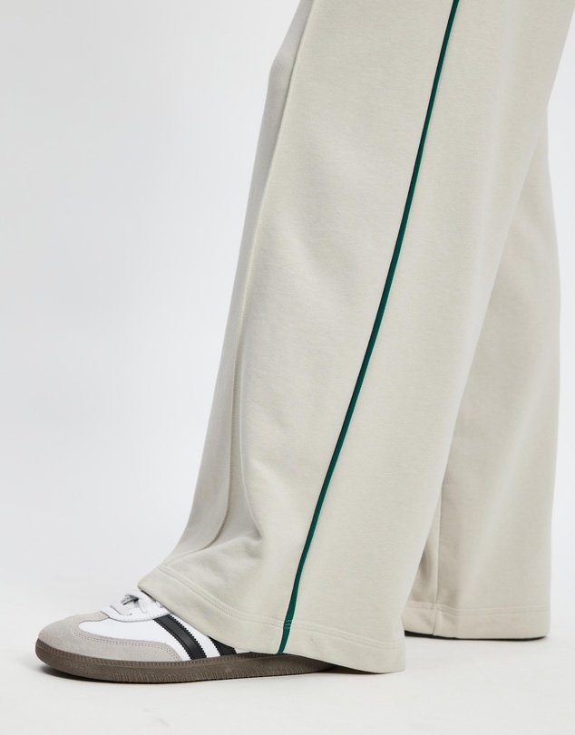 adidas Sportswear - Seasonal Essentials Colorpop Pants With Embroidered Graphic