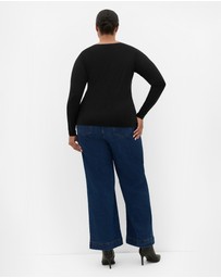 City Chic - Plus size Annie V Neck Top - black