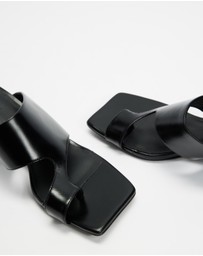 AERE - Asymmetric Heels