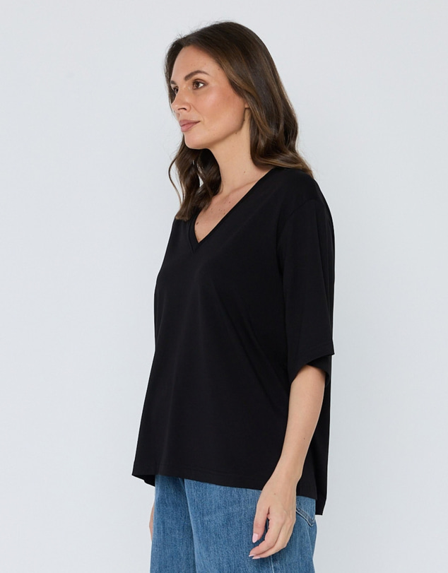 ALEXANDRA - Baltis V-Neck T-Shirt Black
