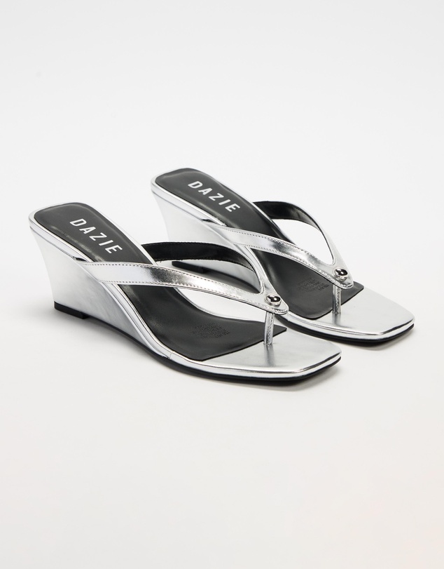 Dazie - Jacqui Stud Wedge Thongs