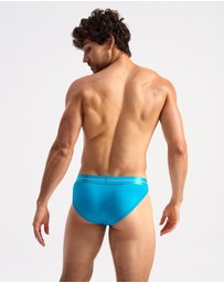 TEAMM8 - Icon Sport Brief