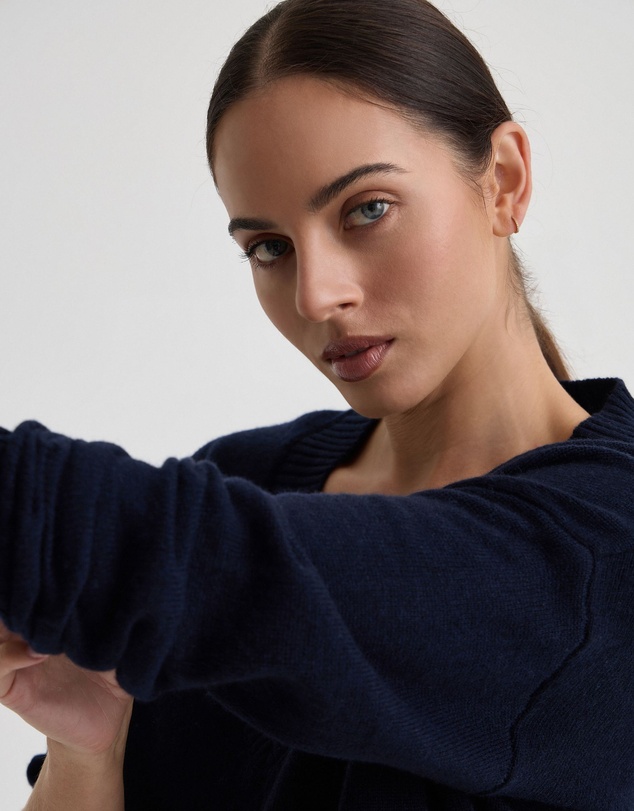 Oxford - Astrid V Neck