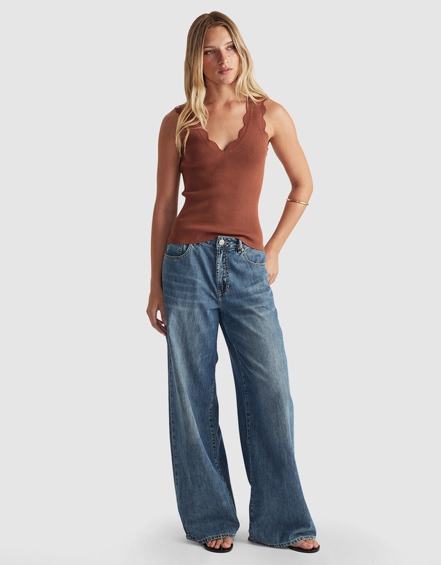 Decjuba - Kai Scallop V Neck