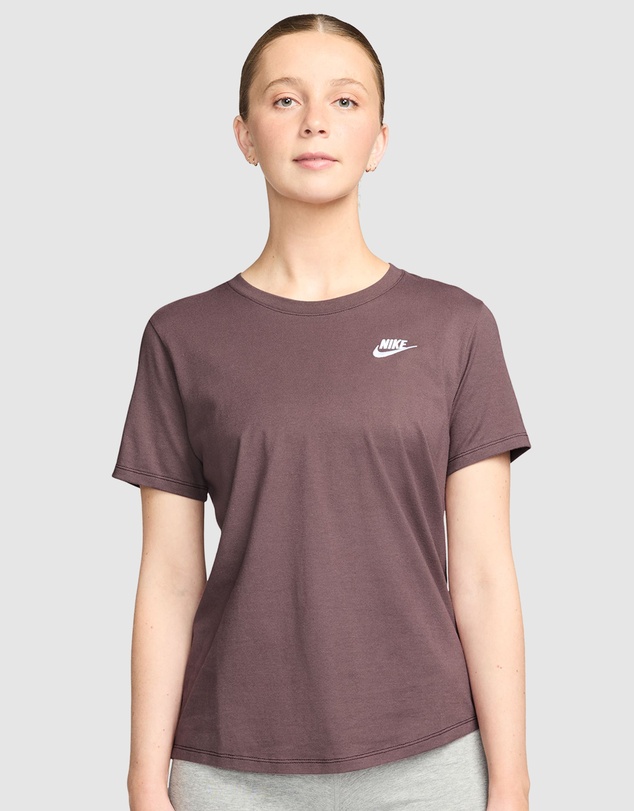 Nike - Sportswear Club Essentials T-Shirt