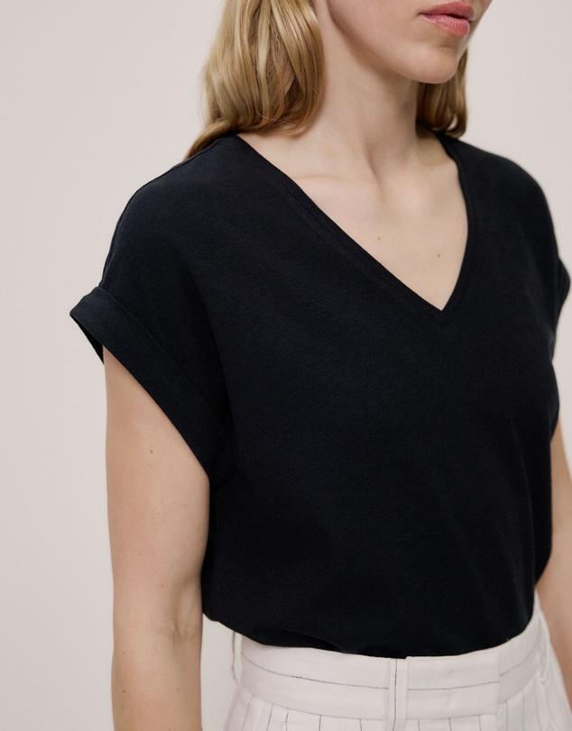 Trenery - Linen Cotton V Neck T-shirt in Black