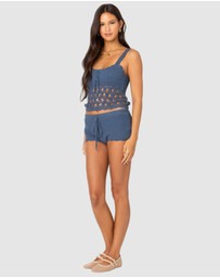 EDIKTED - Danika Crochet Shorts