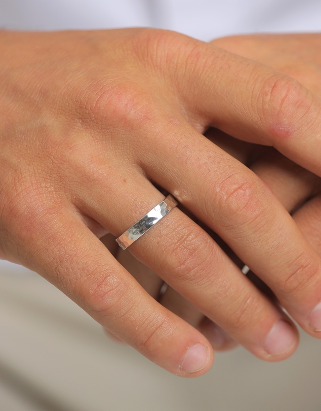 Kuzzoi - ICONIC EXCLUSIVE - Hammered Band Ring in 925 Sterling Silver