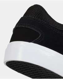 DC Shoes - Boys 8 to 16 Onyx Skate Shoes