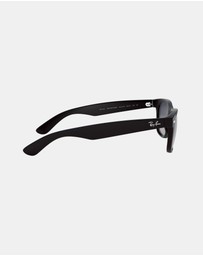 Ray-Ban - New Wayfarer Classic Polarised RB2132