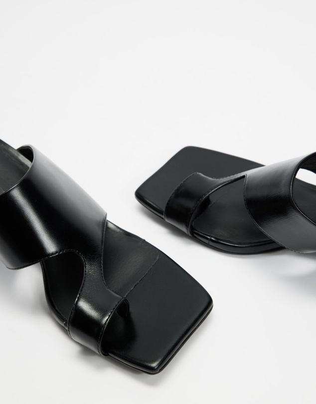 AERE - Asymmetric Heels