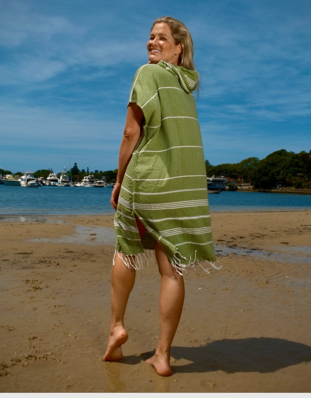 Tolu Australia - Adult Hooded Beach Towel in Green Nature – Quick-Dry Swim Poncho for Swimming & Surfing