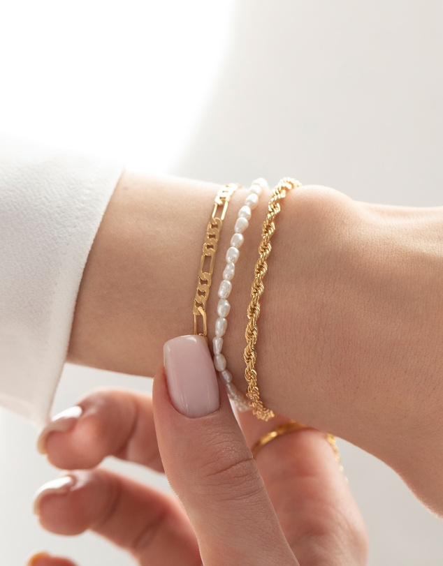 HOUSE OF SLANI - Dainty Freshwater pearl bracelet