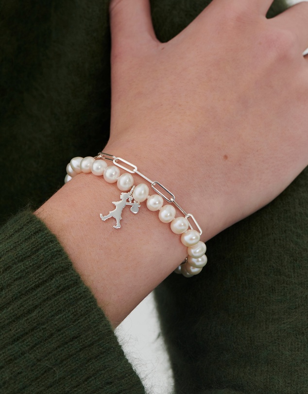 Karen Walker - Girl with the Pearls and Chain Bracelet