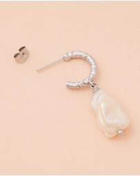 Carly Paiker - Biarritz Pearl Earrings