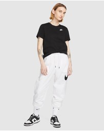 Nike - Sportswear Club Essentials T-Shirt