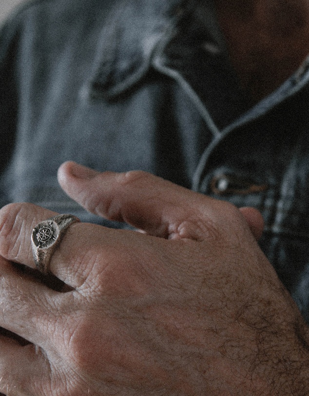 Haze & Glory - ICONIC EXCLUSIVE - Compass Signet Ring in Oxidised 925 Silver