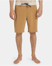 RVCA - Mens Va Trunk Solid 19