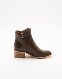 Walnut Melbourne - Marissa Boot