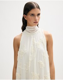 Minima Esenciales - Maelle Floral Applique Maxi Dress