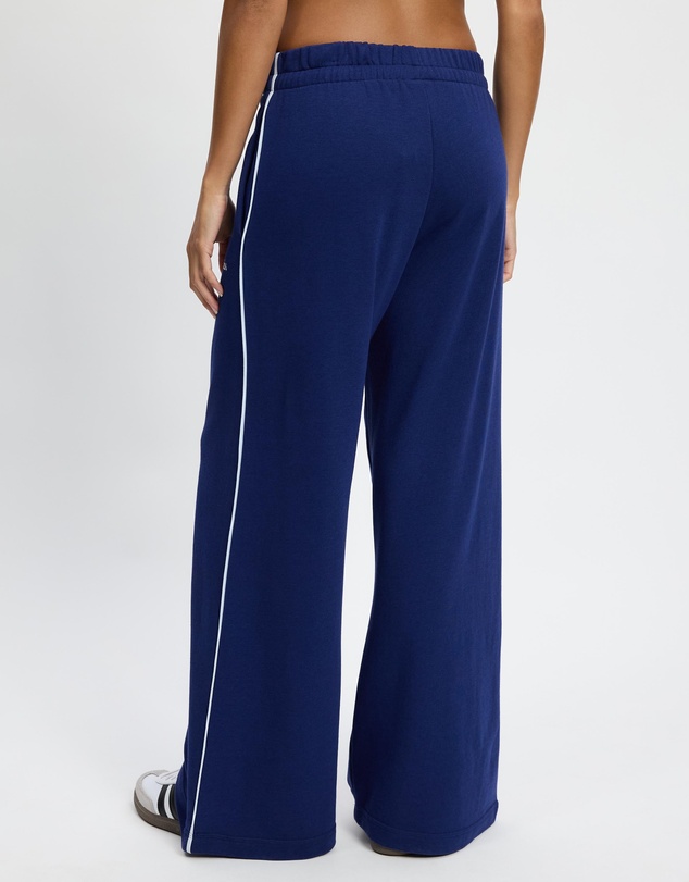 adidas Sportswear - Seasonal Essentials Colorpop Pants With Embroidered Graphic
