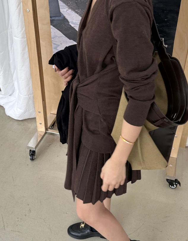 Glamorous - V-neck streamer pleated knit skirt set