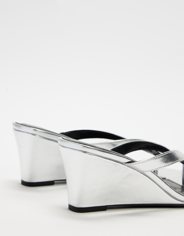 Dazie - Jacqui Stud Wedge Thongs