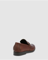 yd. - Riccardo Textured Leather Loafer