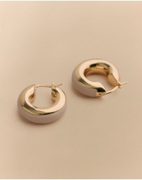 Trenery - Lutra Huggie Earrings in Tahini