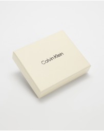 Calvin Klein - Emblem HW Pebble Trifold W/ Zip
