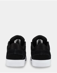 DC Shoes - Boys 8 to 16 Onyx Skate Shoes
