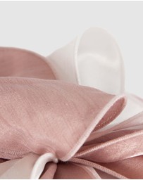 Max Alexander - Pink Cream Plate Racing Fascinator