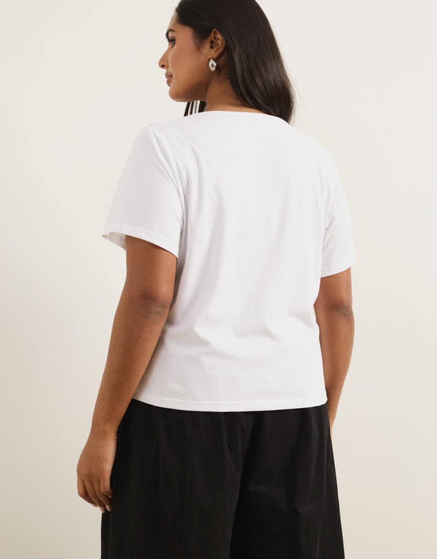 Atmos&Here Curvy - Lana Short Sleeve Scoop Neck Fitted Tee