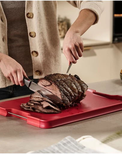 Joseph Joseph - Cut&Carve™ Plus Large Multi-function Chopping Board (Red)