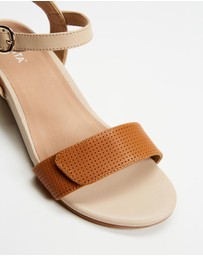 Mia Vita - Nelly Wedge Sandal - Tan