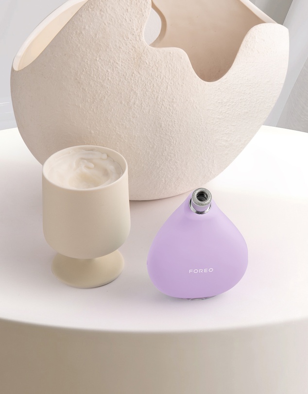 FOREO - KIWI™ derma - Diamond microdermabrasion & pore vacuum device